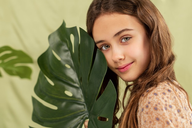 Photo gros plan, girl, tenue, monstera, feuille