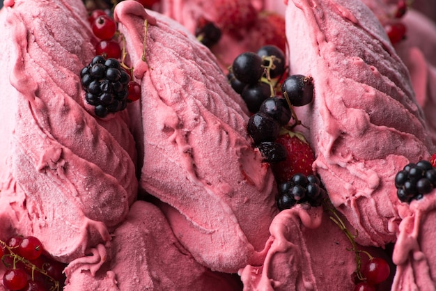 Gros plan d'une glace appétissante aux fruits rouges, macrophotographie