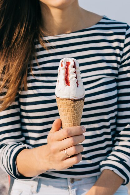 Gros plan, glace, main féminine