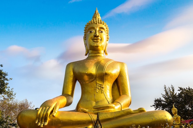 Gros plan sur Golden Big Buddha Statue