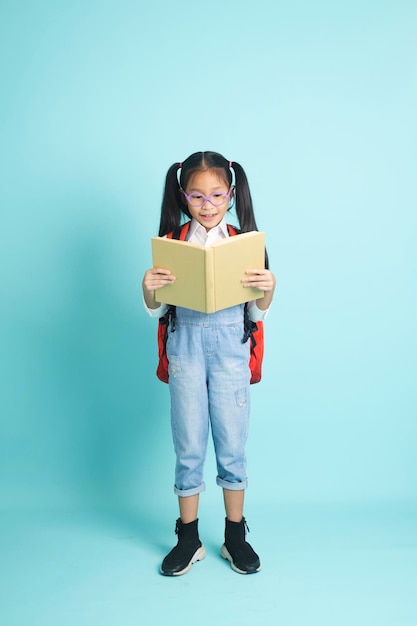 Gros plan, gosse, étudiants, girl, sourire, tenue, livre, aller, école