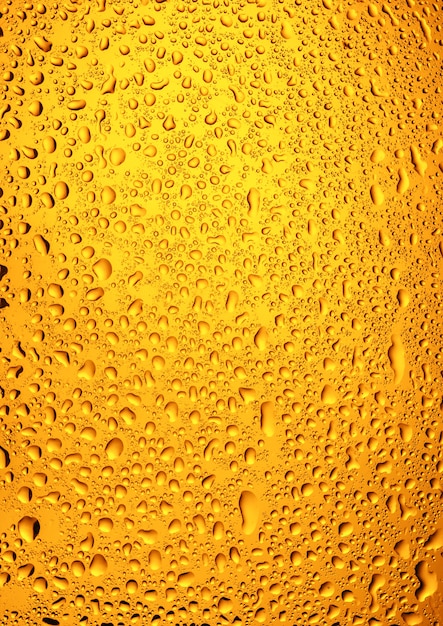 Gros plan de gouttelettes d'eau sur un verre à bière