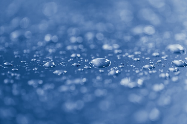 Gros plan des gouttes d'eau de pluie bleue