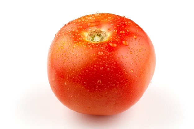Gros plan de gouttes d'eau et de tomates de légumes rouges