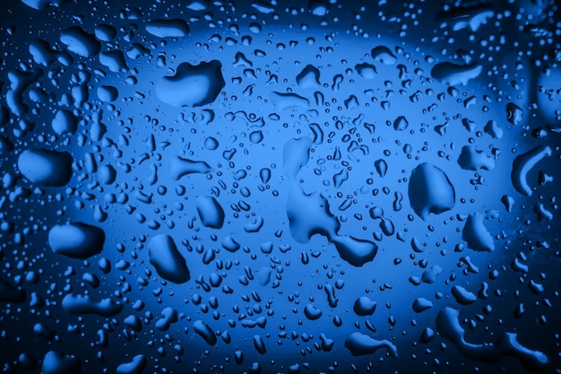 Photo gros plan des gouttes d'eau sur un verre d'eau