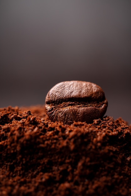 Gros plan de grains de café au tas mixte de café torréfié