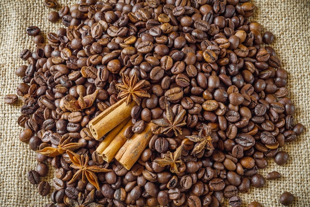 Gros plan de grains de café à la badiane et à la cannelle.