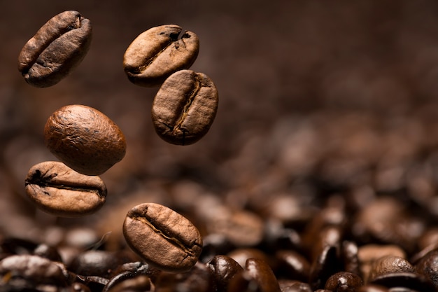 Gros Plan De Grains De Café En Mettant L'accent Sur L'un