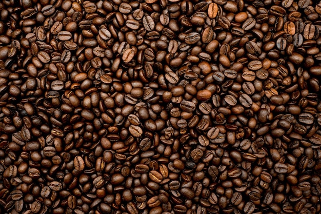 Un gros plan de grains de café noirs et bruns