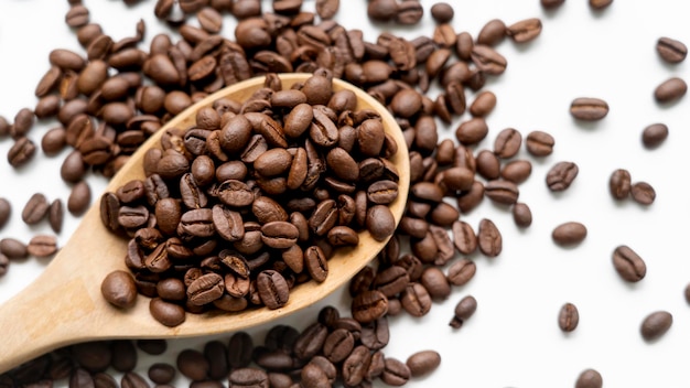 Photo gros plan des grains de café sur une table en bois