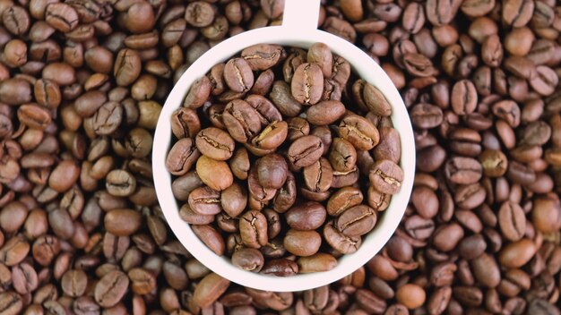 Gros plan de grains de café sur la table. mise au point sélective. Nature