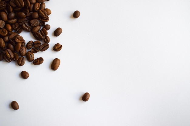 Gros plan de grains de café torréfiés aromatiques à gauche isolé sur fond blanc bannière horizontale vue de dessus