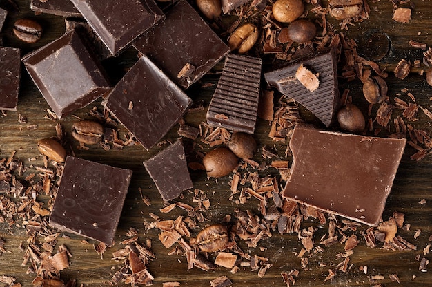 Gros plan de grains de café torréfiés au chocolat noir