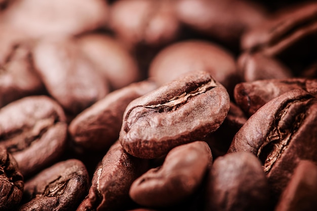 Gros plan de grains de café torréfiés frais