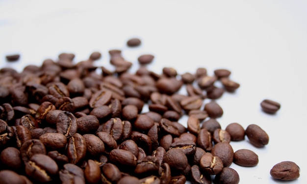 Gros plan de grains de café torréfiés sur la table