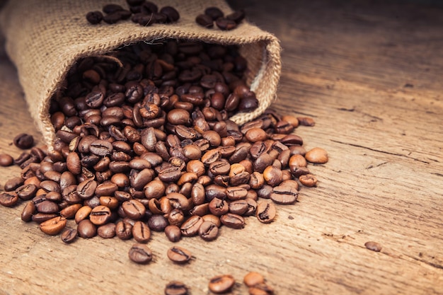 Gros plan de grains de café torréfiés sur la table