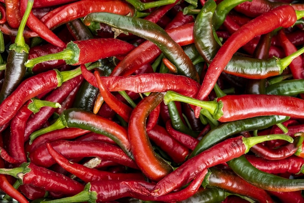 Gros plan grand angle de piments sur la table sous les lumières