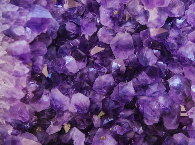 Gros plan d'un grand cristal d'améthyste violet clusterPurple Crystal Purple cristaux de quartz améthyste rugueux