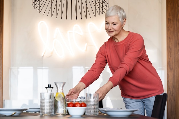 Photo gros plan sur grand-mère à table