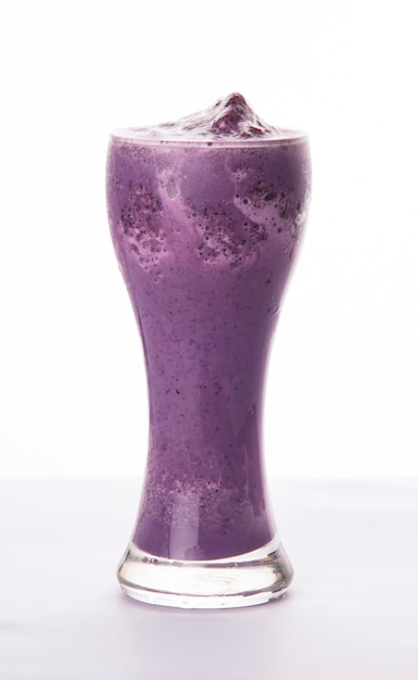 Gros plan sur un grand verre de smoothie isolé