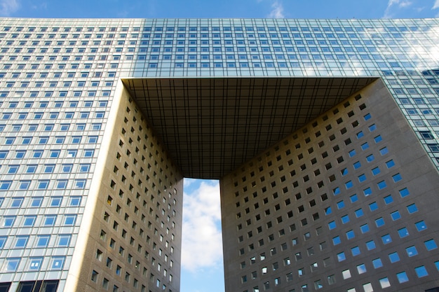 Gros plan de la Grande Arche dans le quartier des affaires de La Défense à Paris