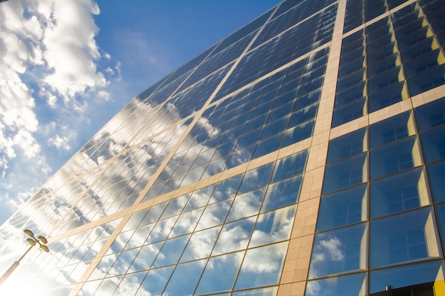 Gros plan de la grande arche et reflet du ciel nuageux