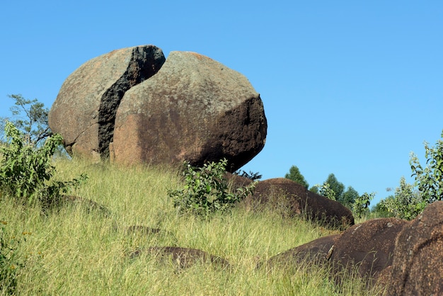 Gros plan d'une grande roche coupée au sommet de la colline verte. État de Sao Paulo, Brésil