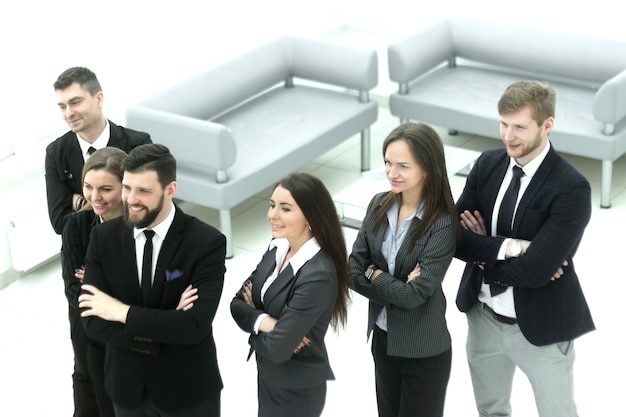 Gros plan.un groupe d'hommes d'affaires prospères debout dans le hall de bureau