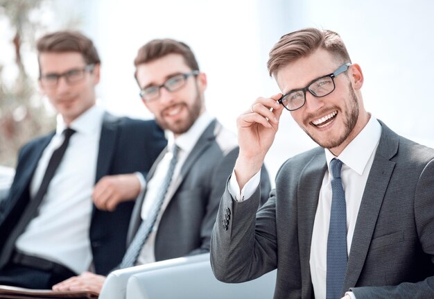 Gros plan sur un groupe d'hommes d'affaires prospères photo avec espace de copie