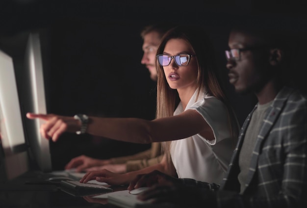 Gros plan sur un groupe de jeunes travaillant sur des ordinateurs photo sur fond noir