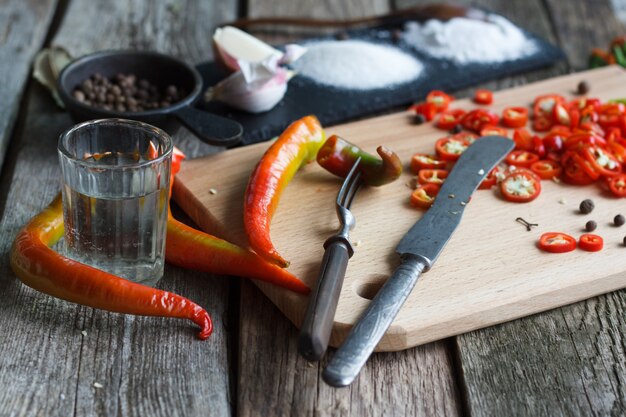 Gros plan, haché, piment, piments, tas, sel, sucre, ail, piment, feuille de laurier, vieux, bois, surface