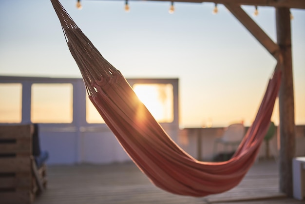 Gros plan d'un hamac rose dans un café de plage