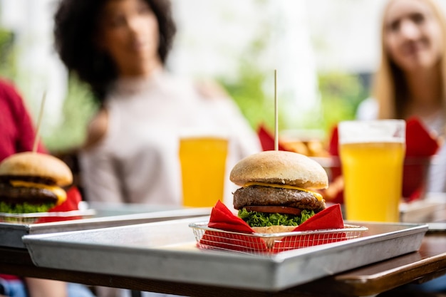 Hamburger, Frites Et Bière Avec Drapeau Américain Sur Fond. Image