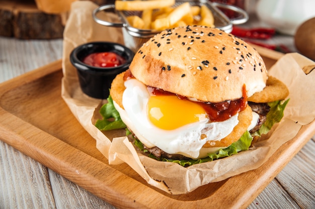 Gros plan sur un hamburger appétissant avec œuf au plat