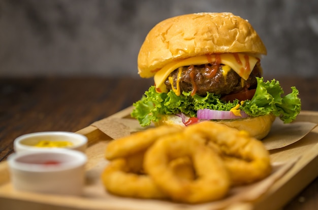 Gros plan d'un hamburger de boeuf fait maison prêt à manger avec des légumes frais.