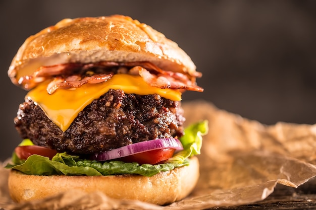 Gros plan sur un hamburger de boeuf fait maison sur une table en bois.