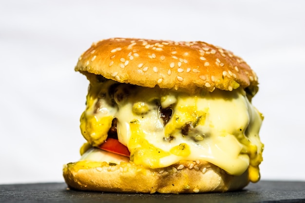 Photo un gros plan d'un hamburger sur un fond blanc