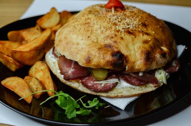 Gros plan d'un hamburger avec quelques frites