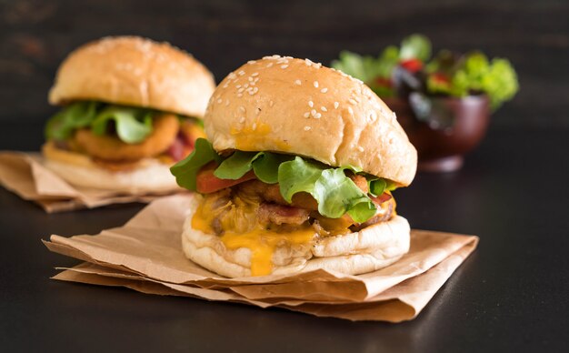 Gros plan d&#39;un hamburger savoureux fait maison