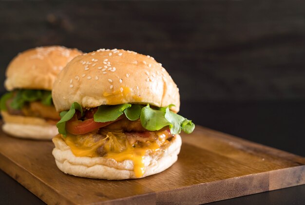 Gros plan d&#39;un hamburger savoureux fait maison