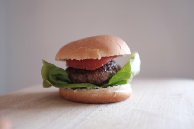 Un gros plan d'un hamburger sur la table