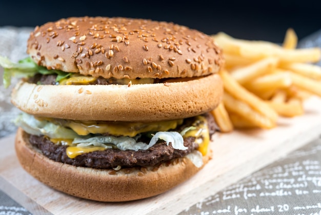 Un gros plan d'un hamburger
