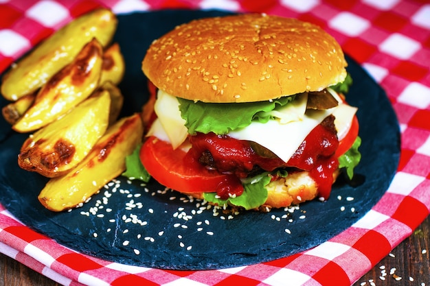 Gros plan de hamburgers de boeuf fait maison avec de la laitue servi