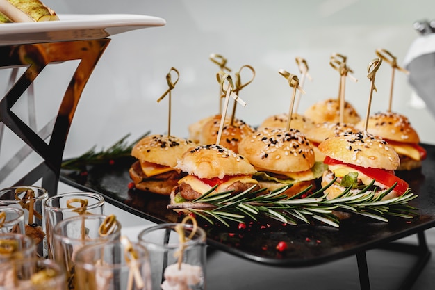 Photo gros plan des hamburgers lors d'un événement de restauration.