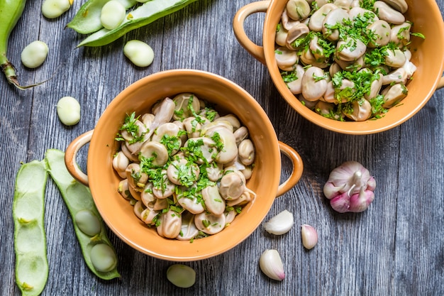 Gros plan de haricots verts et pois