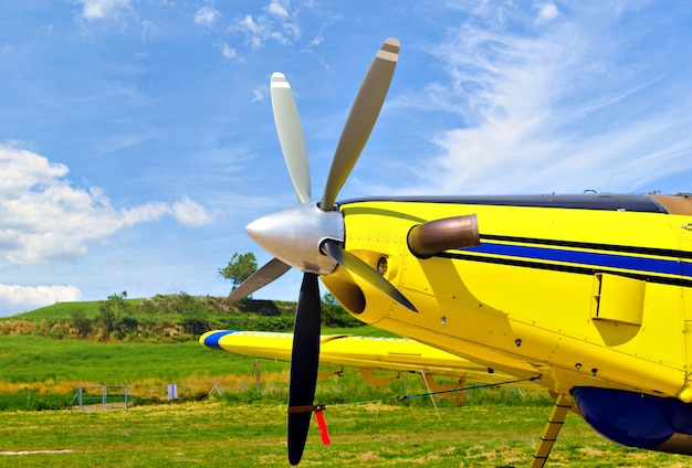 Gros plan sur l'hélice d'un avion jaune.