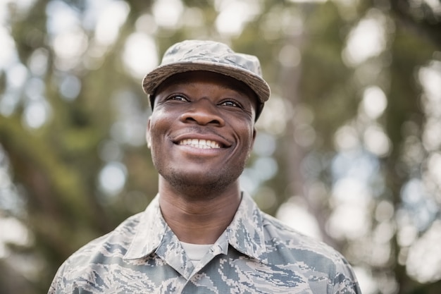 Gros plan, de, heureux, soldat militaire, dans, camp d'entraînement