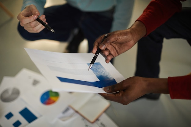 Gros plan d'homme d'affaires détenant graphique