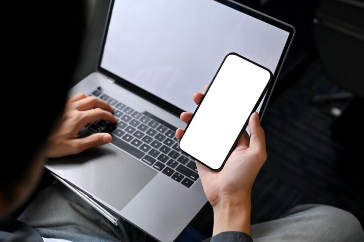 Photo gros plan un homme d'affaires est sur un vol pour son voyage d'affaires en utilisant son ordinateur portable et son smartphone