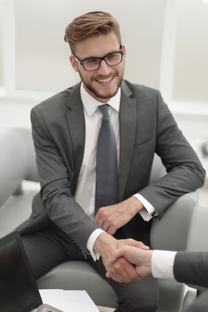 Gros plan homme d'affaires serrant la main d'un partenaire commercial